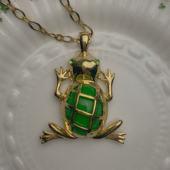 Lilly Pulitzer Green Oval Cabochon Frog Animal Gold Pendant Long Chain Necklace - Picture 2 of 12